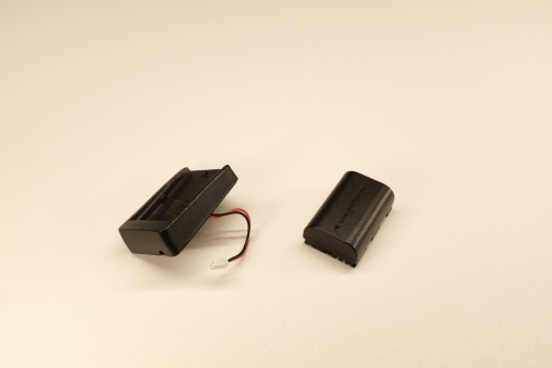 Comes with 2x unoriginal Canon LP-E6 batteries.Comes with Canon LP-E6 battery mount.