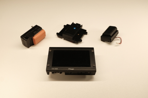 TVlogic VFM-058W #2Comes with 2x unoriginal Canon LP-E6 batteries.Comes with Canon LP-E6 battery mount.Comes with UK style Canon LP-E6 charger.Sony NP style battery mount